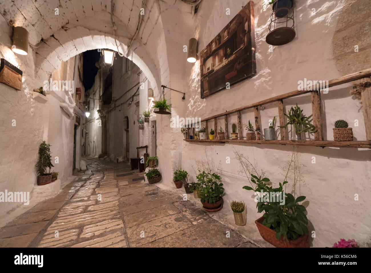 Ruelle typique et maisons de la vieille ville médiévale de la province de Brindisi brindisi Pouilles Italie Europe Banque D'Images