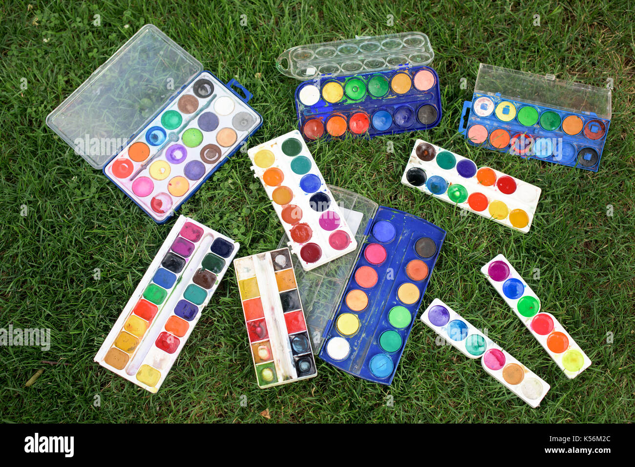 Beaucoup d'aquarelles utilisées sur une herbe Banque D'Images