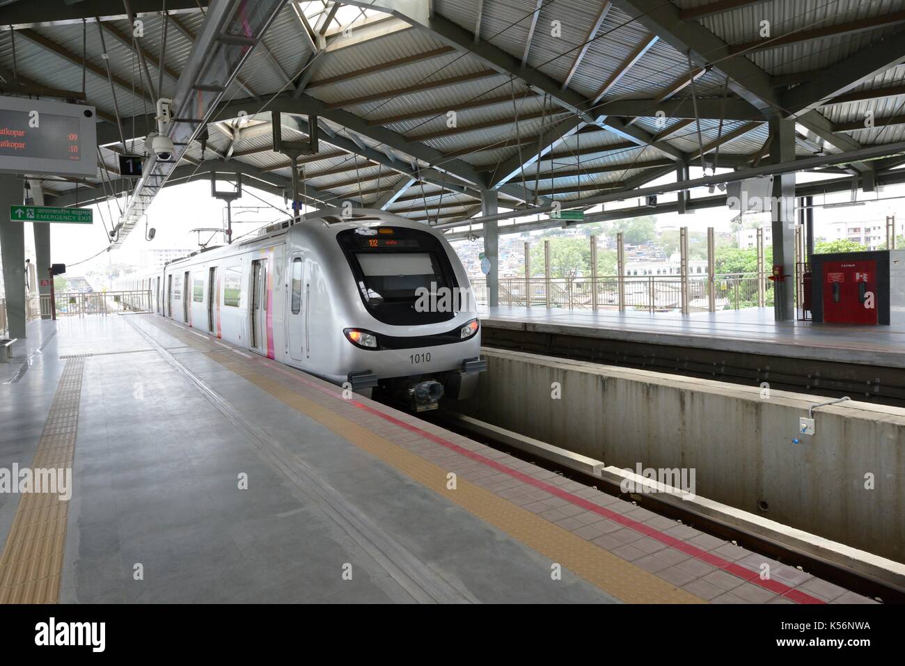 Bombay, Inde - 22 juin 2014 : Mumbai metro train de quitter la station de métro asalfa , Mumbai, Maharashtra, Inde, Banque D'Images