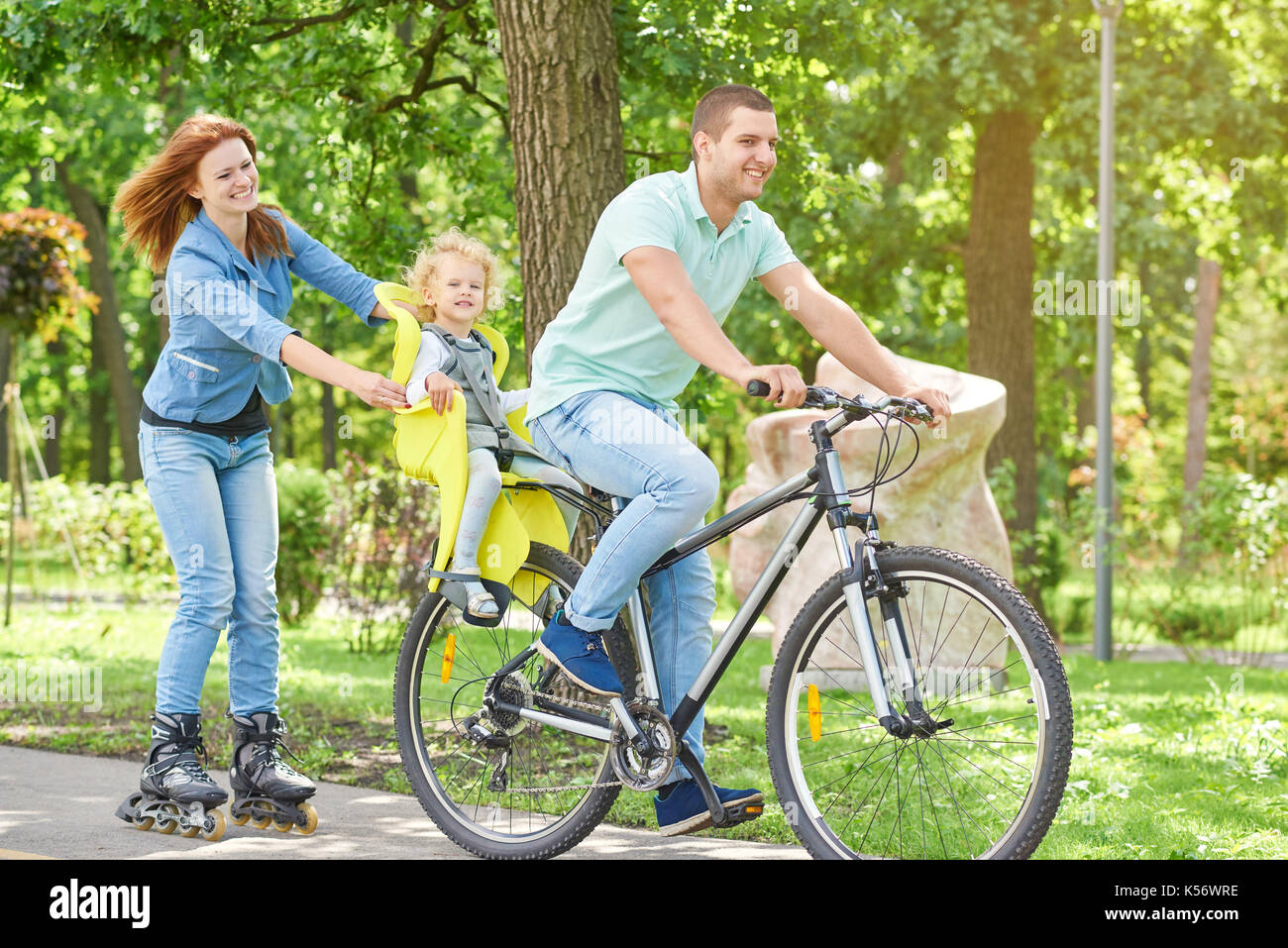 Happy Family riding bike au parc Banque D'Images