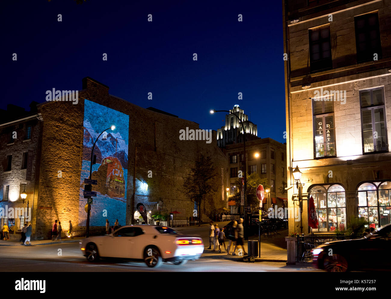 Cite-Memoire animation artistique, projections de contes sur les bâtiments dans le Vieux Montréal. Les gens dans la rue dans la soirée dans le Vieux Montréal Banque D'Images