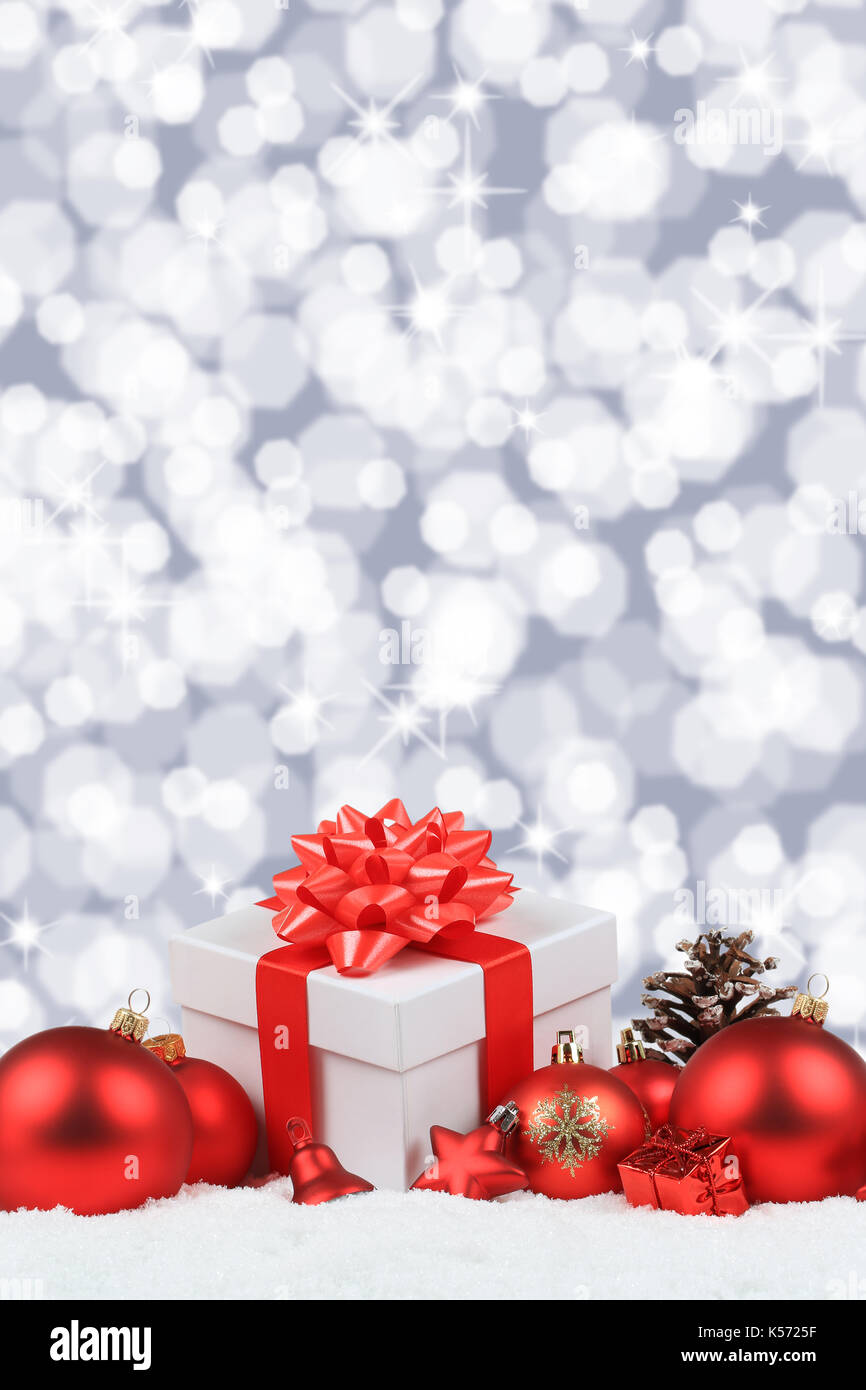 Cadeaux de Noël Boules de neige de décoration présente le format portrait  fond copyspace Copier texte espace Photo Stock - Alamy