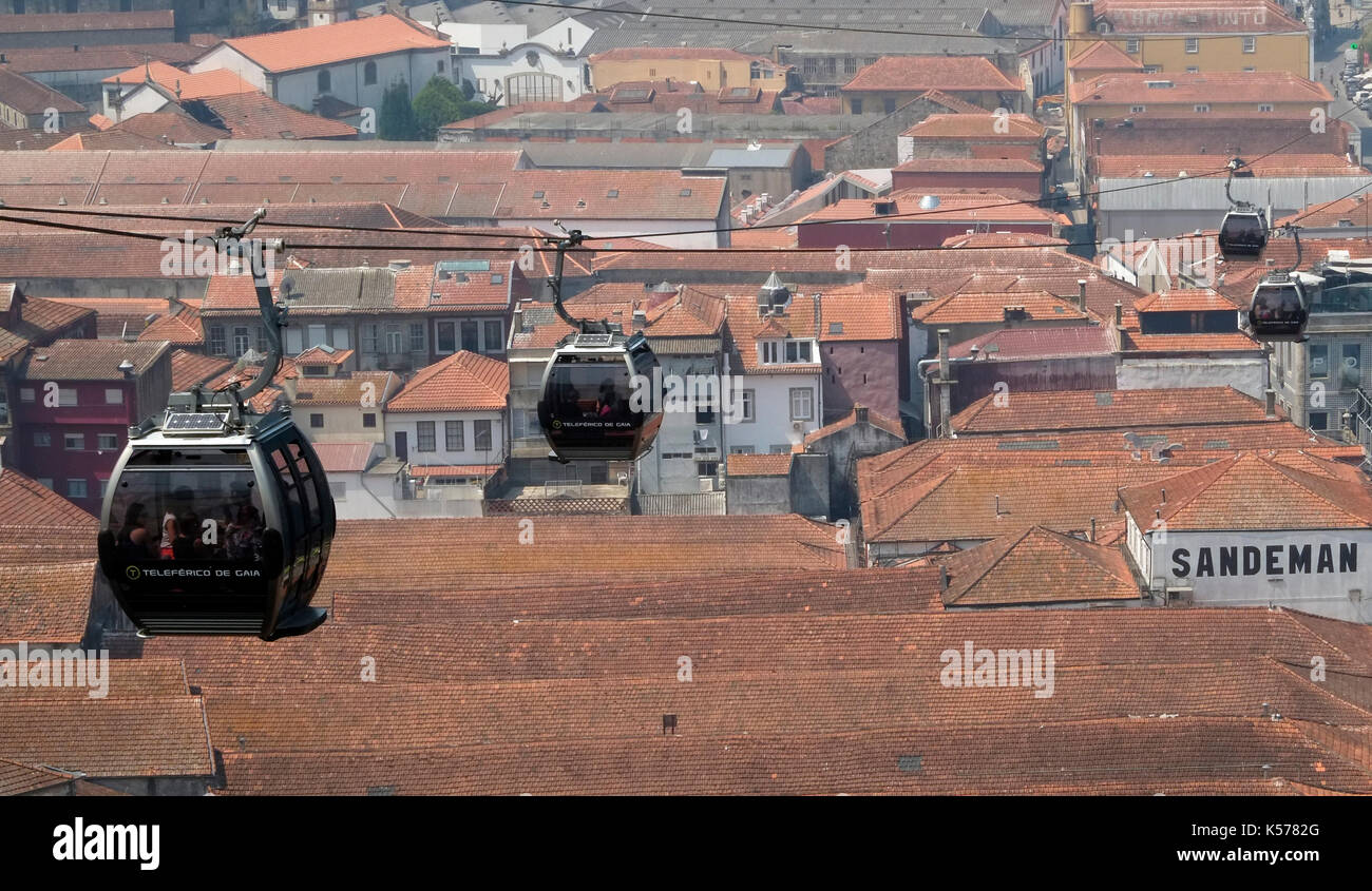 Les touristes en balade gondoles sur le teleferico de gaia cable car au-dessus de la ville de Porto, à Porto, Portugal, 20 août 2017. © John voos Banque D'Images