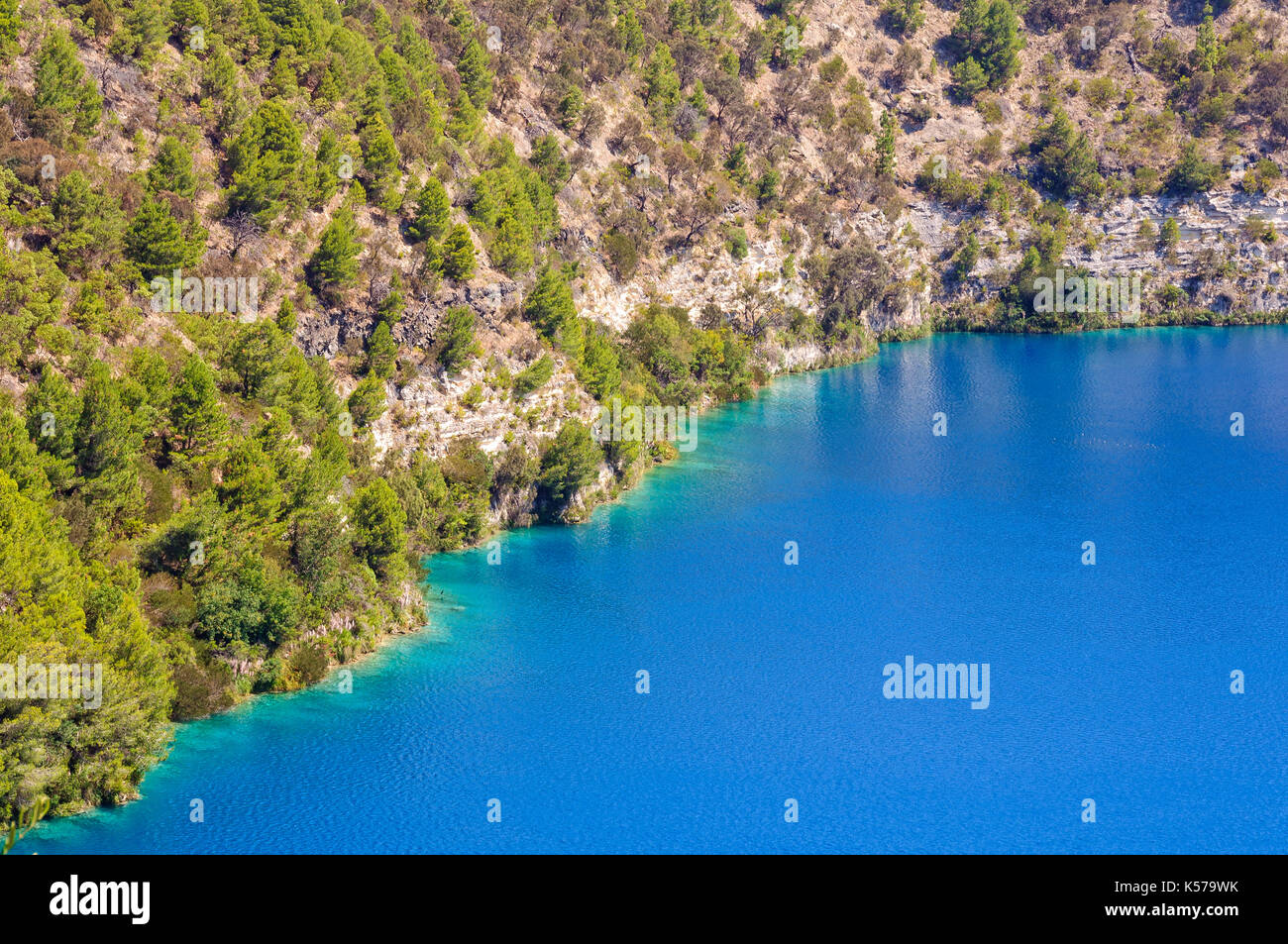 Le lac bleu dans un maar volcanique - Mount Gambier, sa, Australia Banque D'Images