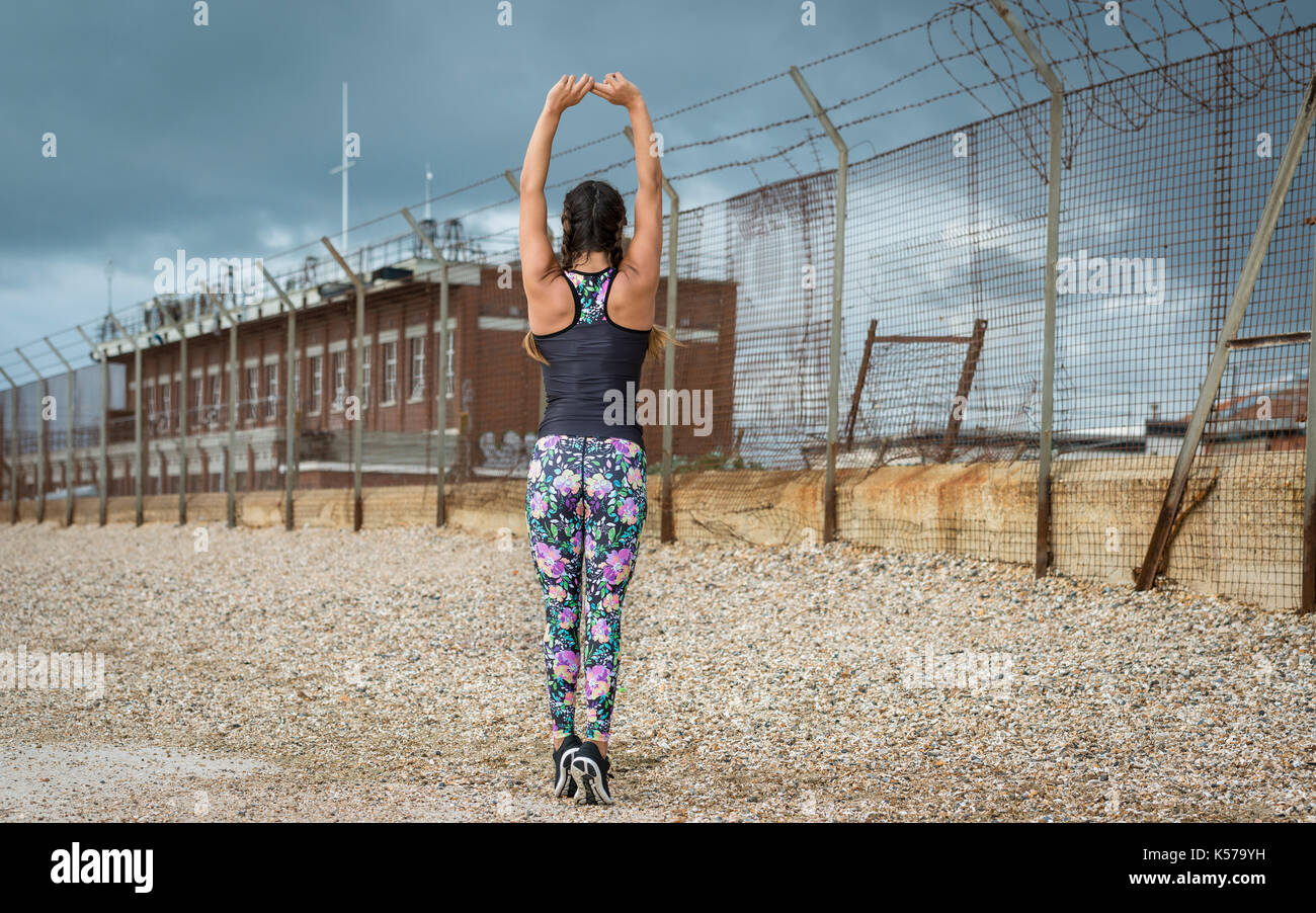 Woman stretching arms avant l'exercice Banque D'Images