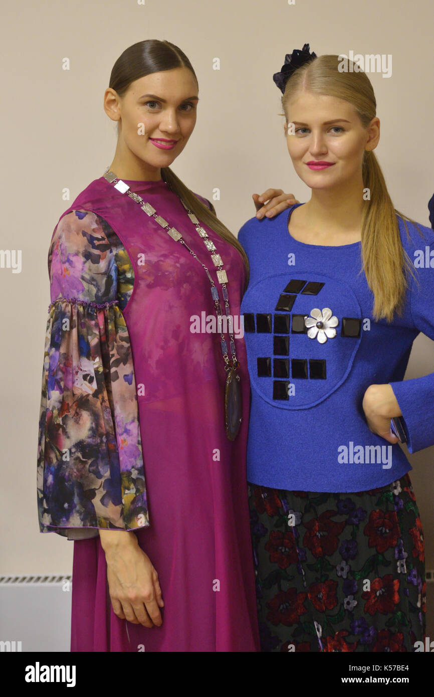 Novosibirsk, Russie - 15 novembre 2014 : modèles habillés pour le défilé de mode pendant la Fashion Week de Novosibirsk. L'événement a eu lieu sous la devise hig Banque D'Images