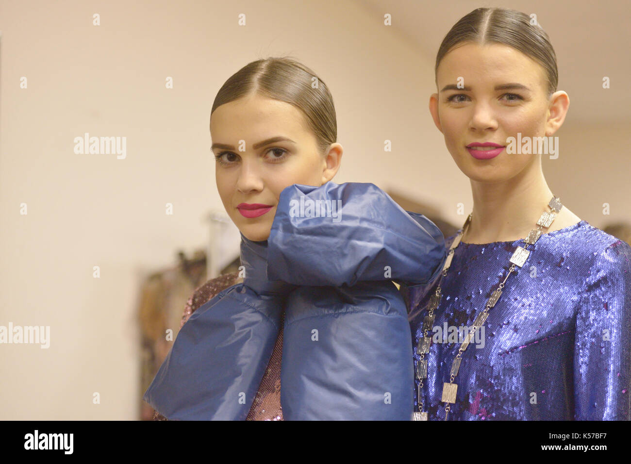 Novosibirsk, Russie - 15 novembre 2014 : modèles habillés pour le défilé de mode pendant la Fashion Week de Novosibirsk. L'événement a eu lieu sous la devise hig Banque D'Images