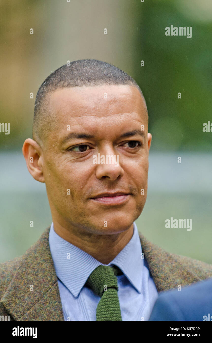 Clive Lewis MP (Travail : Norwich Sud) interviewé sur College Green, Westminster, comme le Parlement débat sur le retrait de l'UE (sept 2017) Projet de loi Banque D'Images