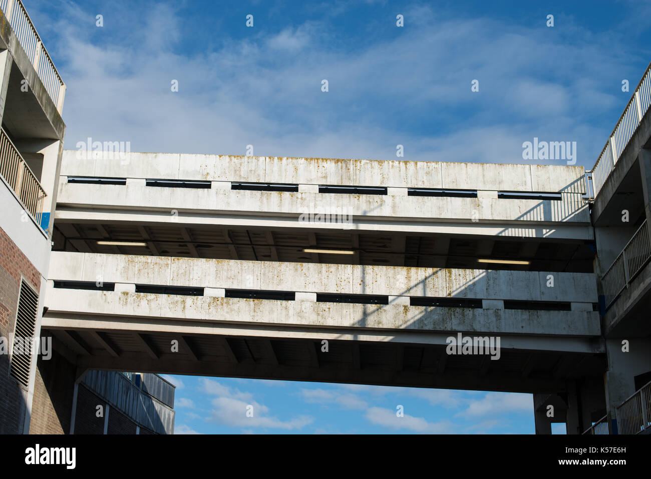 Un trottoir de béton blanc de la connexion de deux parkings contre un ciel bleu à Worthing, Royaume-Uni. Prises d'un point de vue basse sur une journée ensoleillée. Banque D'Images