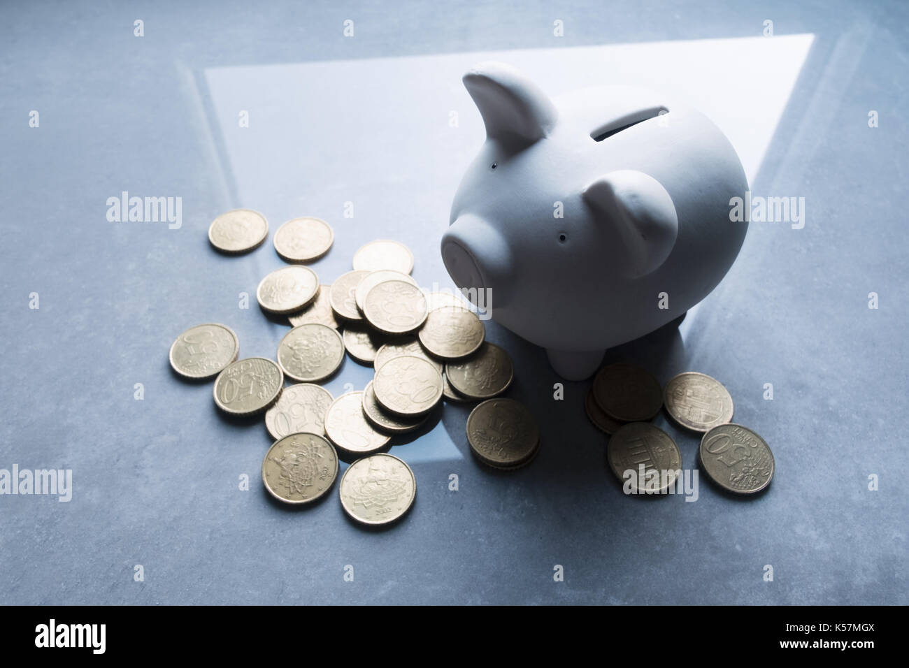 Cochon tirelire avec pièces d'or Banque D'Images