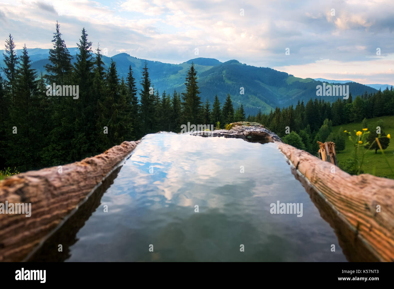 Printemps de l'eau avec la réflexion du ciel d'été en montagne Banque D'Images