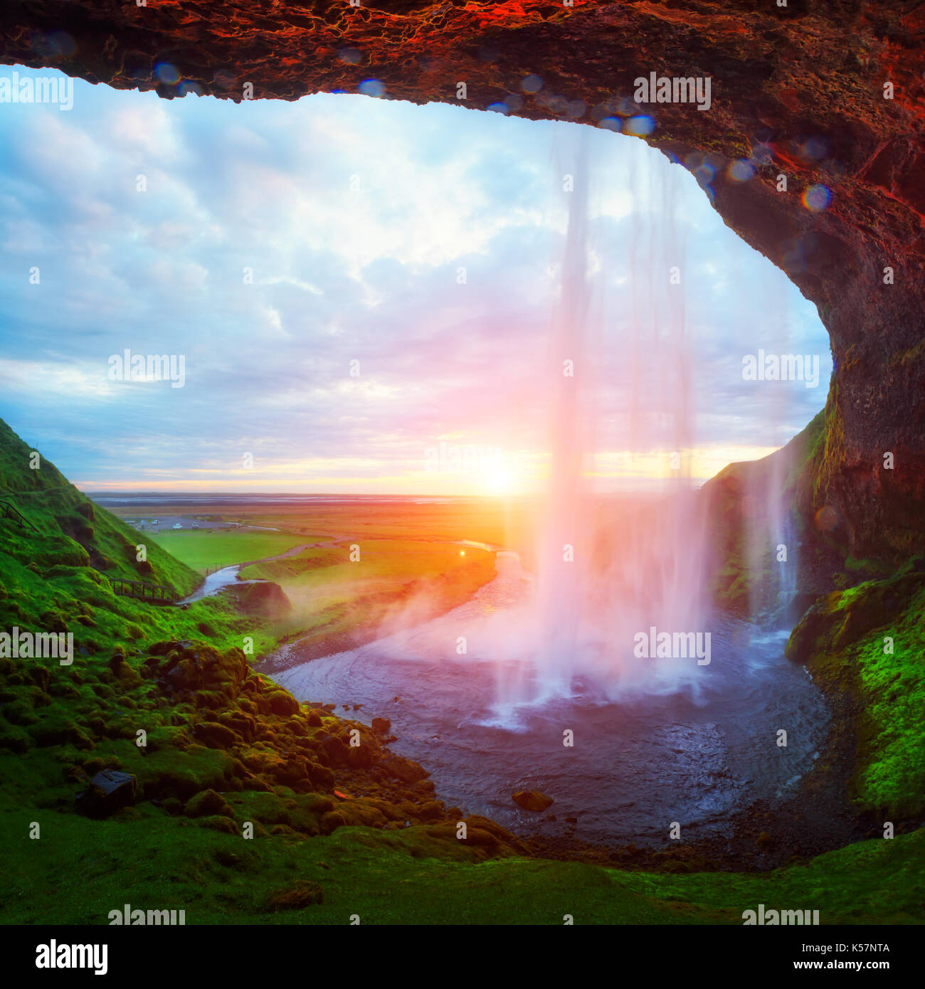 Lever du soleil sur la rivière Cascade sur seljalandsa seljalandfoss, l'Islande, l'Europe. vue imprenable de l'intérieur Banque D'Images