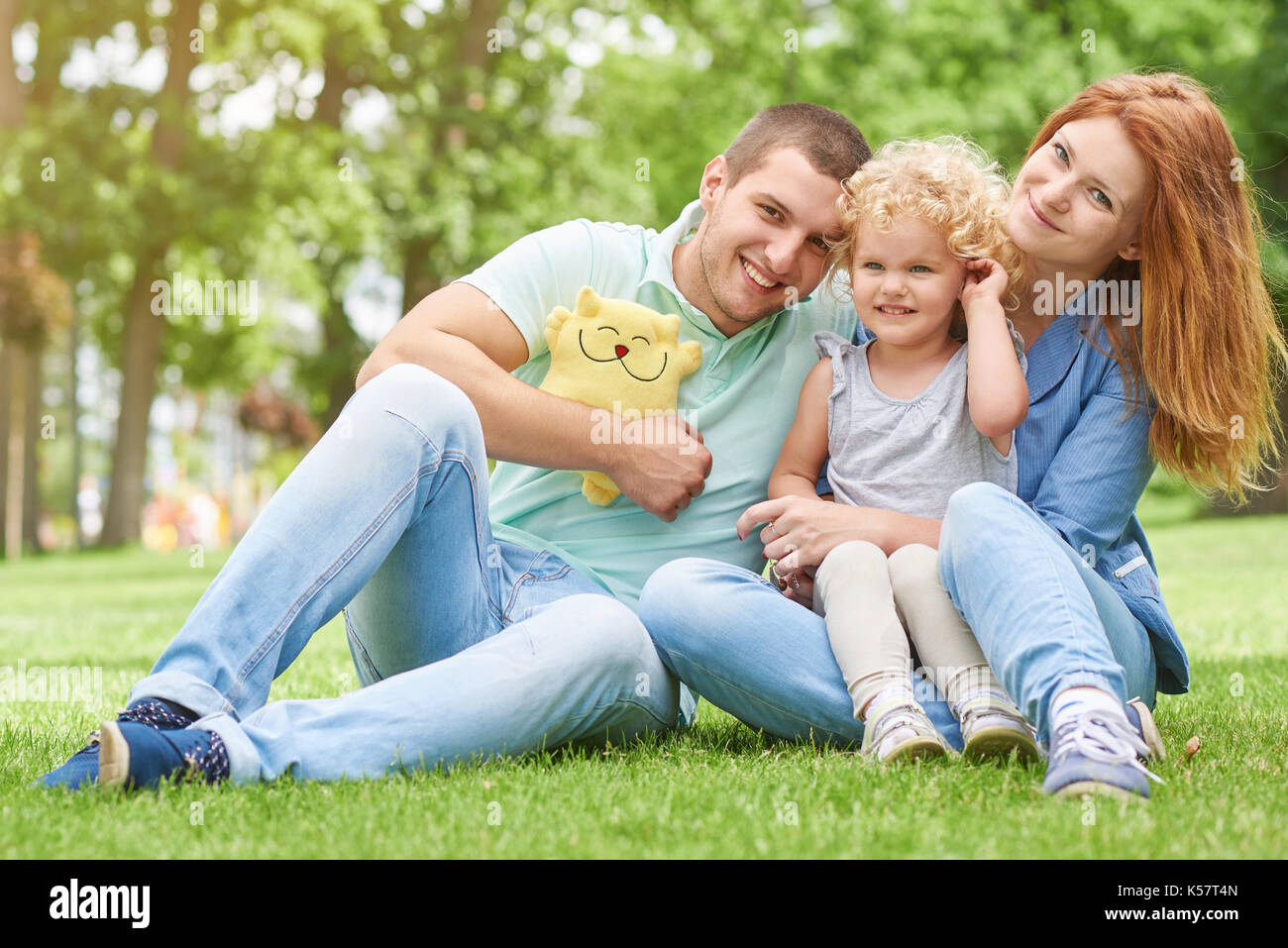 Happy Family relaxing at the park Banque D'Images