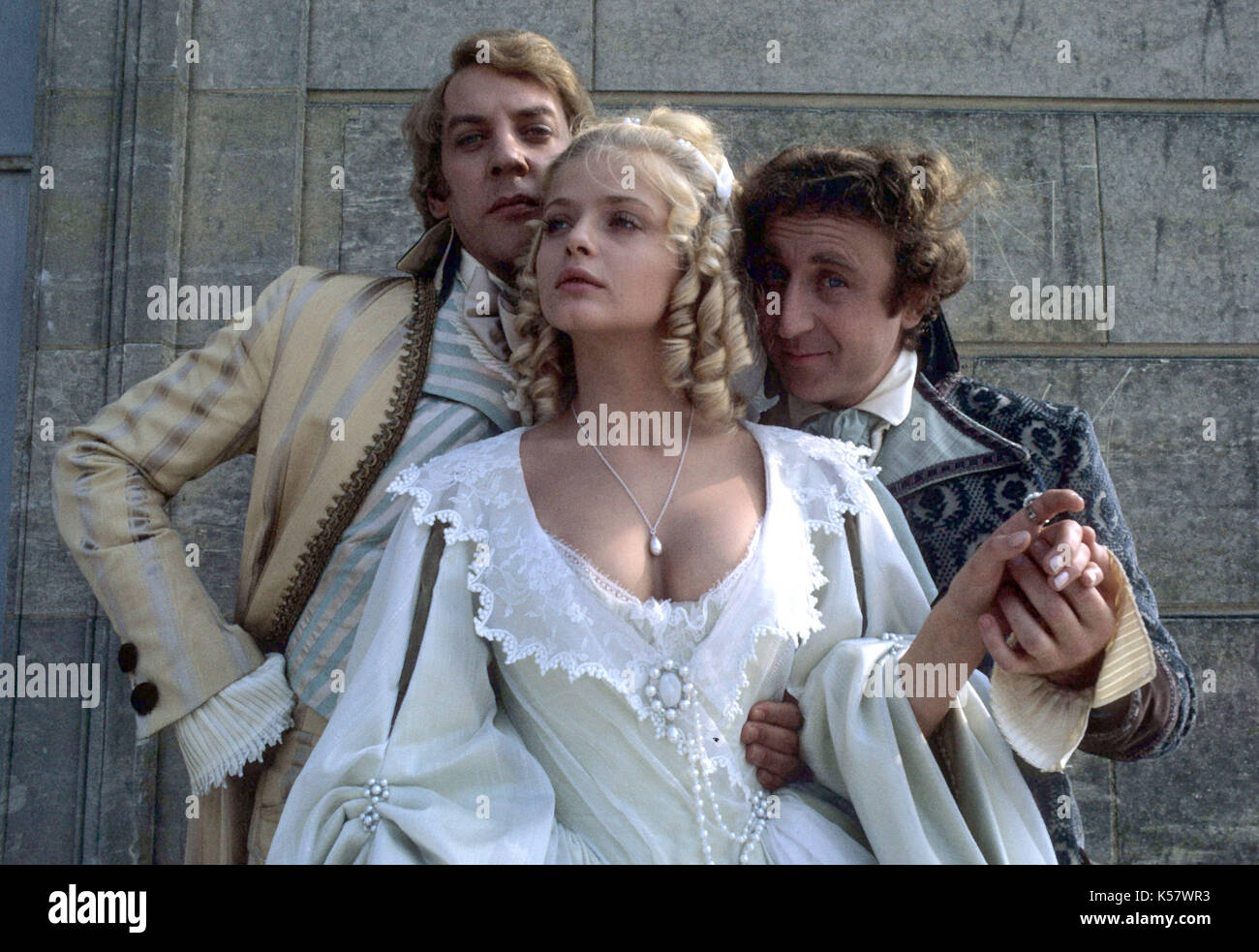 Photo Doit Être Crédité ©Alpha Press 070000 (1970) Donald Sutherland comme Charles / Pierre, Gene Wilder comme Claude / Philippe et Ewa Aulin asPrincess Christina dans le film Start the Revolution Sans Me. EWA AULIN avec Donald Sutherland et Gene Wilder Banque D'Images