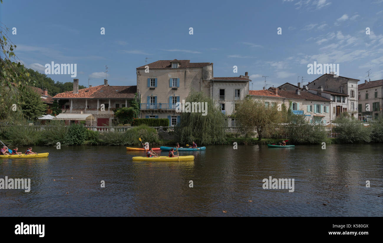 Les familles font du canoë sur la rivière dronne à Brantôme, en France Banque D'Images