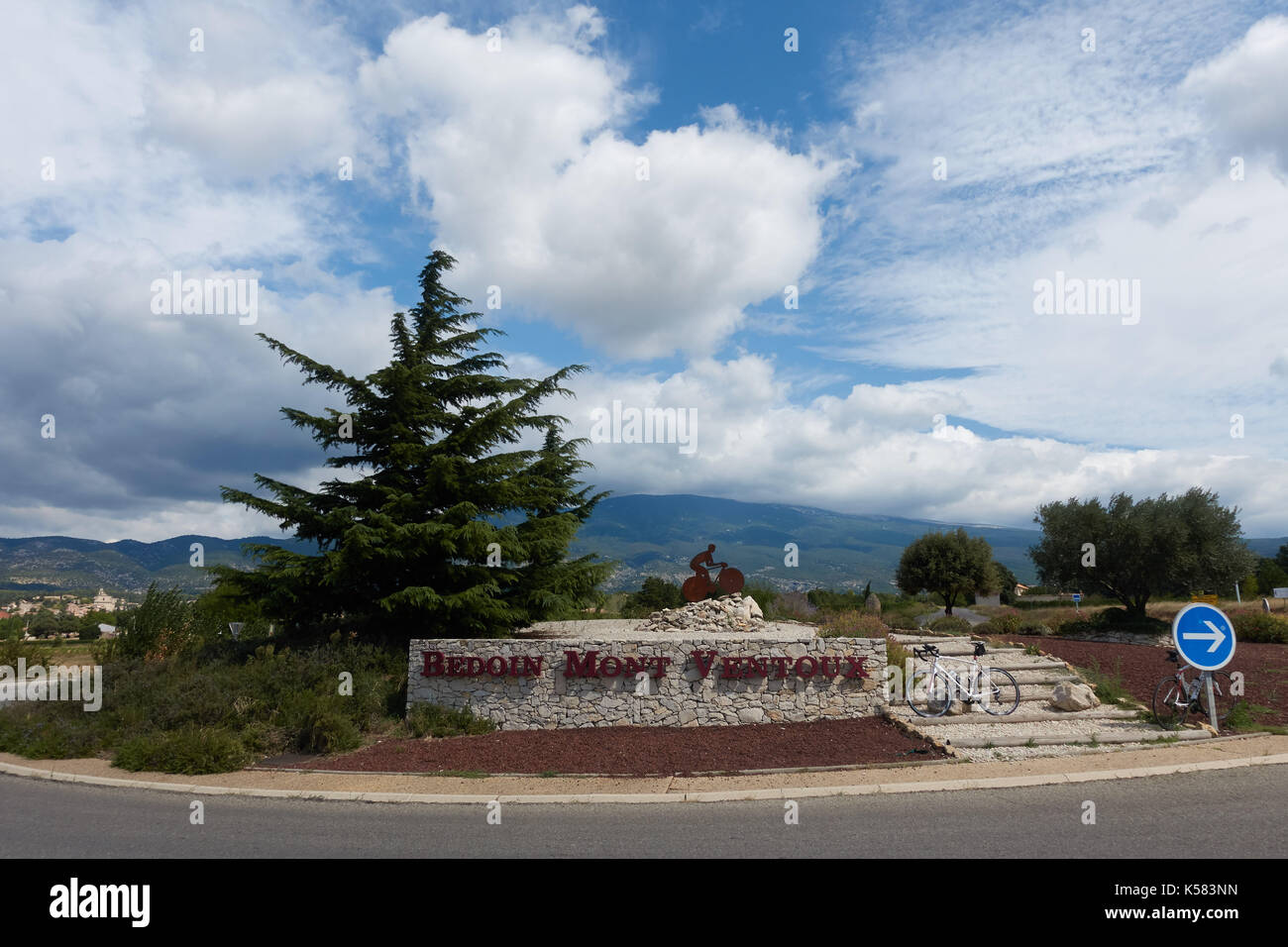 Bedoin Mont Ventoux à vélo sur un ropundabout avec le mont Ventoux en arrière-plan Banque D'Images