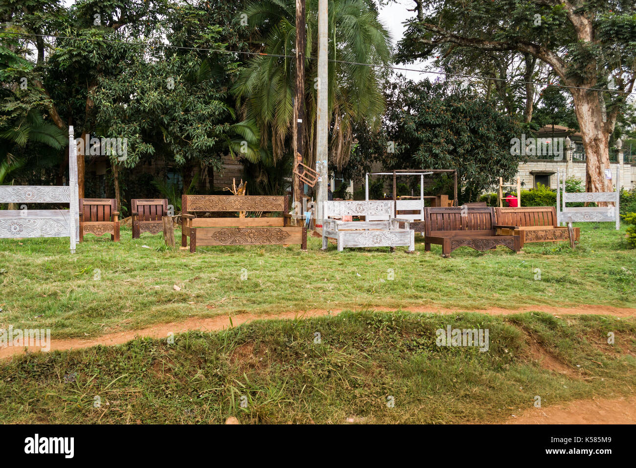 Les cadres de lits faits à la main à l'écran par le bas-côté de la route, Nairobi, Kenya Banque D'Images