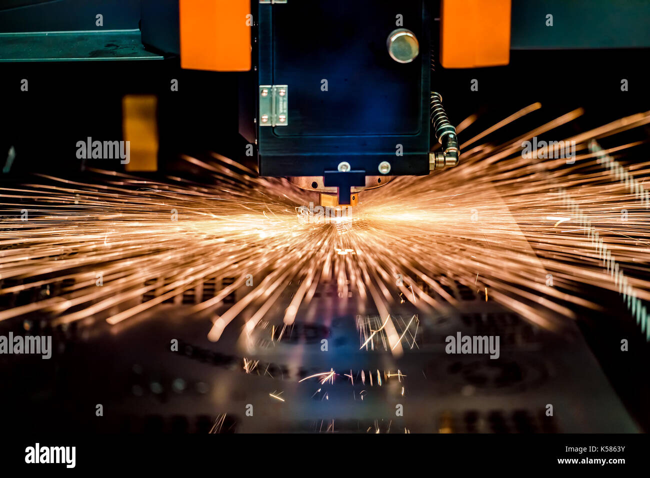 Découpage au laser CNC metal, la technologie industrielle moderne. faible profondeur de champ. Avertissement - tir authentique dans des conditions difficiles. un peu g Banque D'Images