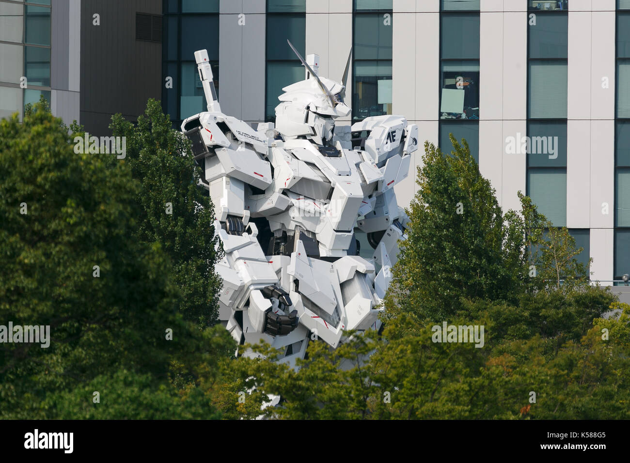 Odaiba, Tokyo, Japon. 8 septembre, 2017. Les travailleurs continuent de construire une statue grandeur nature de Unicorn Gundam odaiba drivercity en dehors de Tokyo plaza le 8 septembre 2017, Tokyo, Japon. La nouvelle de 19,7 m de haut pesant 49 tonnes robot sera prêt d'ici le 24 septembre pour remplacer le 18m de hauteur RX-78-2 Gundam Statue. Credit : Rodrigo reyes marin/aflo/Alamy live news Banque D'Images