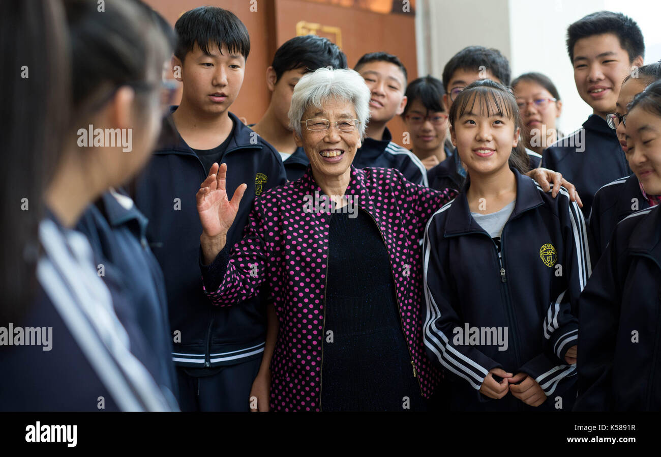 (170908) -- Kunming, sept. 8, 2017 (Xinhua) -- yu taihong et ses étudiants sont accueillis à l'no. 10 middle school à Kunming, capitale de la province chinoise du Yunnan au sud-ouest, sept. 7, 2017. le 73-year-old yu taihong a commencé sa carrière comme enseignante en 1963. après la retraite en 2000, elle a été réembauchés par le no. 10 middle school jusqu'à aujourd'hui. Jamais marié et n'ayant pas d'enfant, yu a été "accro" à l'enseignement bien qu'elle a subi une chirurgie pour 13 fois. "Mon plus grand plaisir est d'être avec mes élèves et je ne voudrais pas laisser mon programme aussi longtemps que je peux défendre," a déclaré le professeur dévoué. le te Banque D'Images