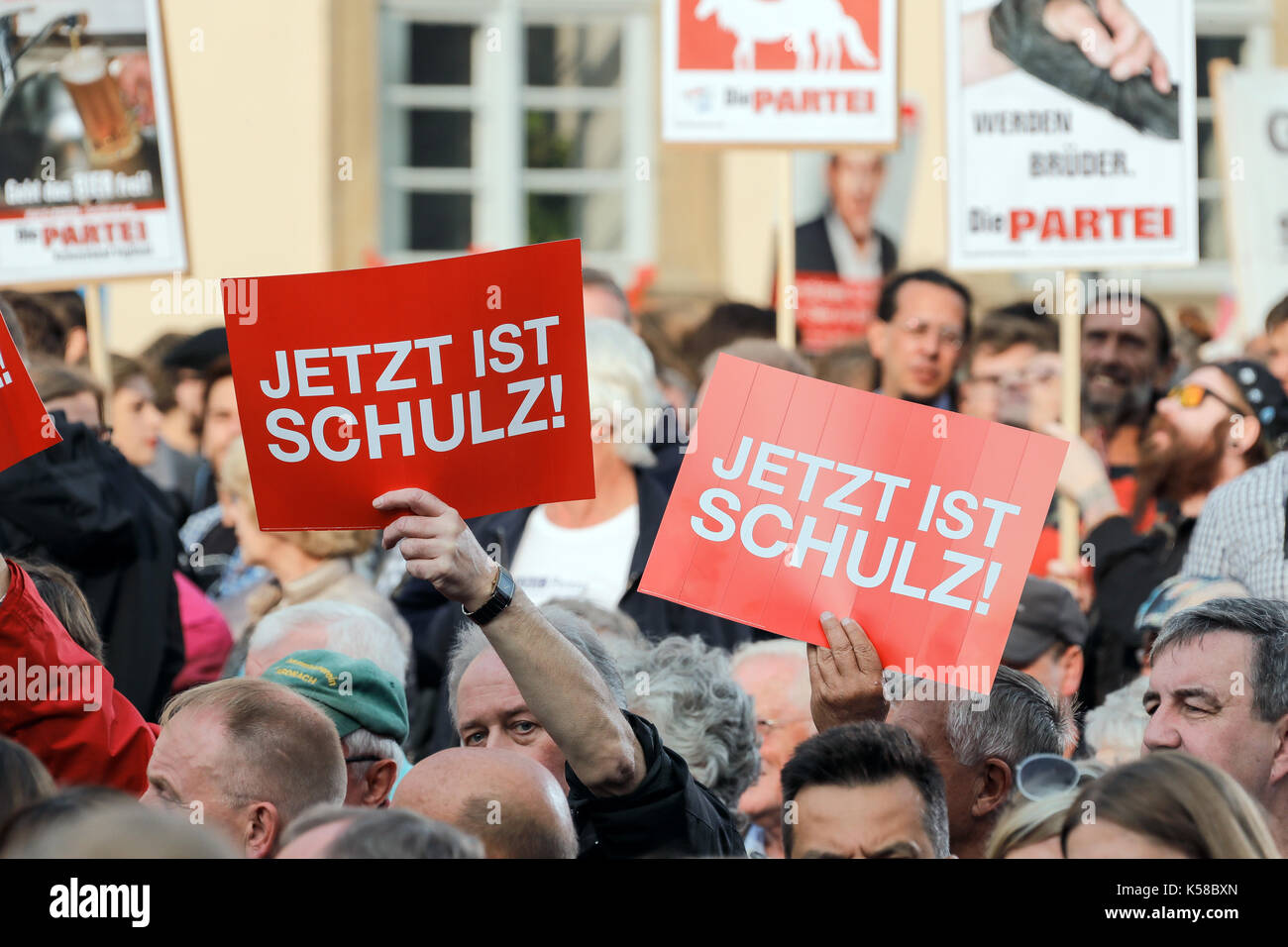 Bamberg, Allemagne. 05Th sep 2017. spd partisans tenir affiche qui est maintenant lire "schulz" à un événement de la campagne électorale, à Bamberg, Allemagne, 08 septembre 2017. Maintenant, c'est "schulz" des sons similaires à la phrase allemande pour "maintenant c'est plus' (jetzt ist schluss) - il a le double sens de "maintenant il est temps que Martin Schulz' et 'Angela Merkel, le temps est écoulé". photo : Matthias Hoch/dpa/Alamy live news Banque D'Images