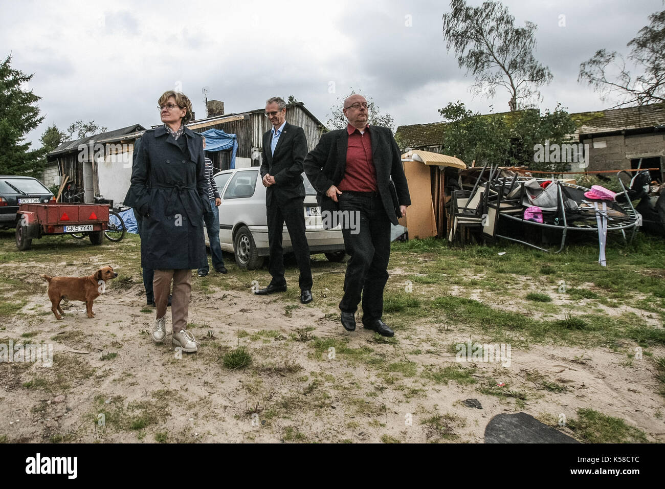 Trzebun, Pologne. 05Th sep 2017. vice-présidente du Parlement européen Mairead MCGUINNESS (l) est vu dans trzebun, dans le nord de la Pologne le 8 septembre 2017 les membres de l'UE . parilament a visité les régions touchées par la tempête tragique en août 2017 dans le nord de la Pologne. Les parlementaires de la plate-forme civique (PO), montre aux membres de l'UE Parlement européen les effets de la tempête, et demandé l'appui de la population touchée. crédit : Michal fludra/Alamy live news Banque D'Images