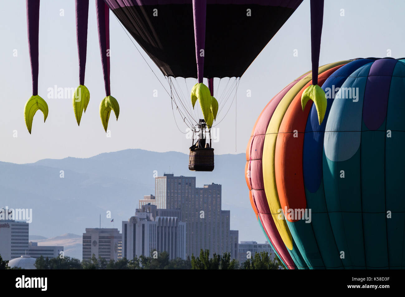 Reno, Nevada, USA. 8Th sep 2017. Les participants lancent leurs ballons de rancho San Rafael parc régional, à quelques kilomètres au nord du centre-ville de Reno, Nevada, au cours de la 36e grande reno ballon race, le vendredi, 8 septembre, 2017.l'événement, qui durera jusqu'à dimanche 10 septembre, est le plus grand événement de montgolfière dans le monde avec une moyenne de 120 000 spectateurs présents et environ 100 participants des ballons. Credit : tracy barbutes/zuma/Alamy fil live news Banque D'Images