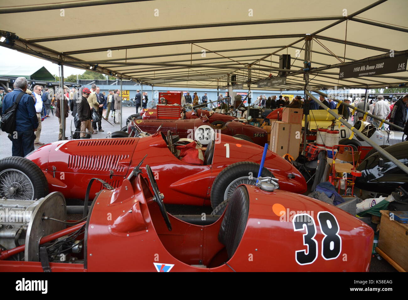 En Alberta, Alfa Romeo et Ferrari dans les paddocks ; Trophée ; Goodwood Goodwood Revival 8th Sept 2017 Banque D'Images