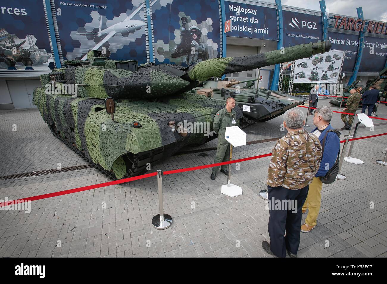 (170908) -- Kielce (Pologne), sept. 8, 2017 (Xinhua) -- les visiteurs regarder un char Leopard dans une couverture faite de camouflage en Allemagne à la 25e édition de l'international de l'expo de l'industrie de la défense (mspo) à Kielce, Pologne, sur sept. 8, 2017. La 25e édition de l'international de l'industrie de la défense expo (mspo), l'un des plus grands événements militaires en Europe, s'est retrouvé ici le vendredi. (Xinhua/jaap arriens) Banque D'Images