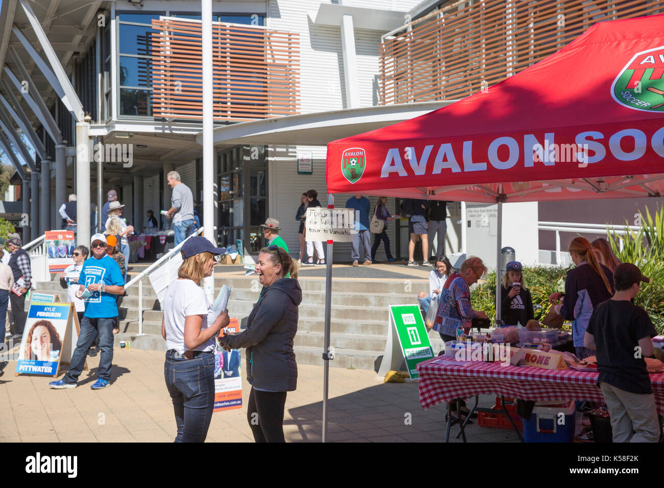 Samedi 9 septembre 2017. Les électeurs se rendent aux urnes dans de nombreux électeurs du conseil local à travers Sydney aujourd'hui, ici l'une des plages du nord les bureaux de vote du Conseil à la plage d'Avalon. Le vote est obligatoire pour les citoyens australiens et des amendes pouvant aller jusqu'à 55 s'appliquent à toute personne qui ne vote pas. Banque D'Images