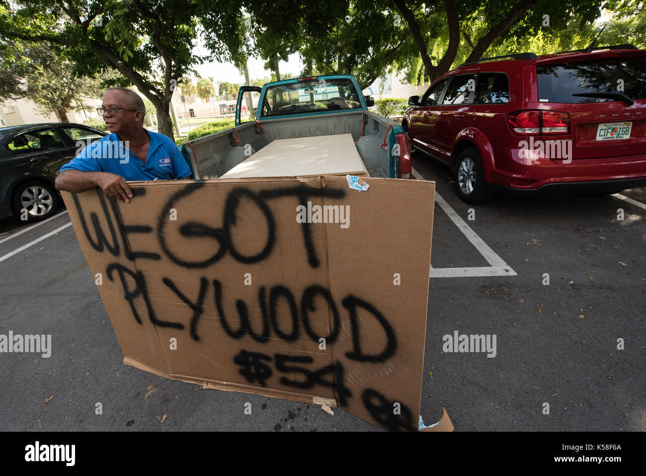 Delray Beach, Florida, USA. Sep 8, 2017. un homme essaye de vendre des meubles à partir de l'arrière de son camion dans un home depot de stationnement avant d'être invité à quitter par employés.L'ouragan irma devrait toucher terre près de South Florida par dimanche matin. crédit : Ken cedeno/zuma/Alamy fil live news Banque D'Images