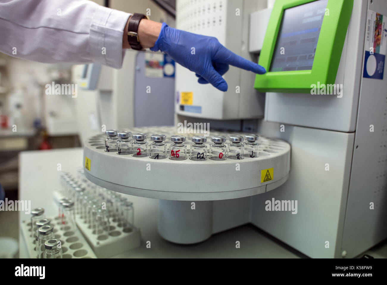 Düsseldorf, Allemagne. Sep 8, 2017. l'assistance technique et de l'assistant médical helga waha prépare des échantillons pour une chromatographie en phase gazeuse avec spectrométrie de masse pour l'analyse des niveaux d'alcool dans la circulation sanguine à l'Institut de médecine légale à Duesseldorf, Allemagne, le 8 septembre 2017. certains 18000 autopsies judiciaires sont effectuées en Allemagne sur une base annuelle. photo : Federico gambarini/dpa/Alamy live news Banque D'Images