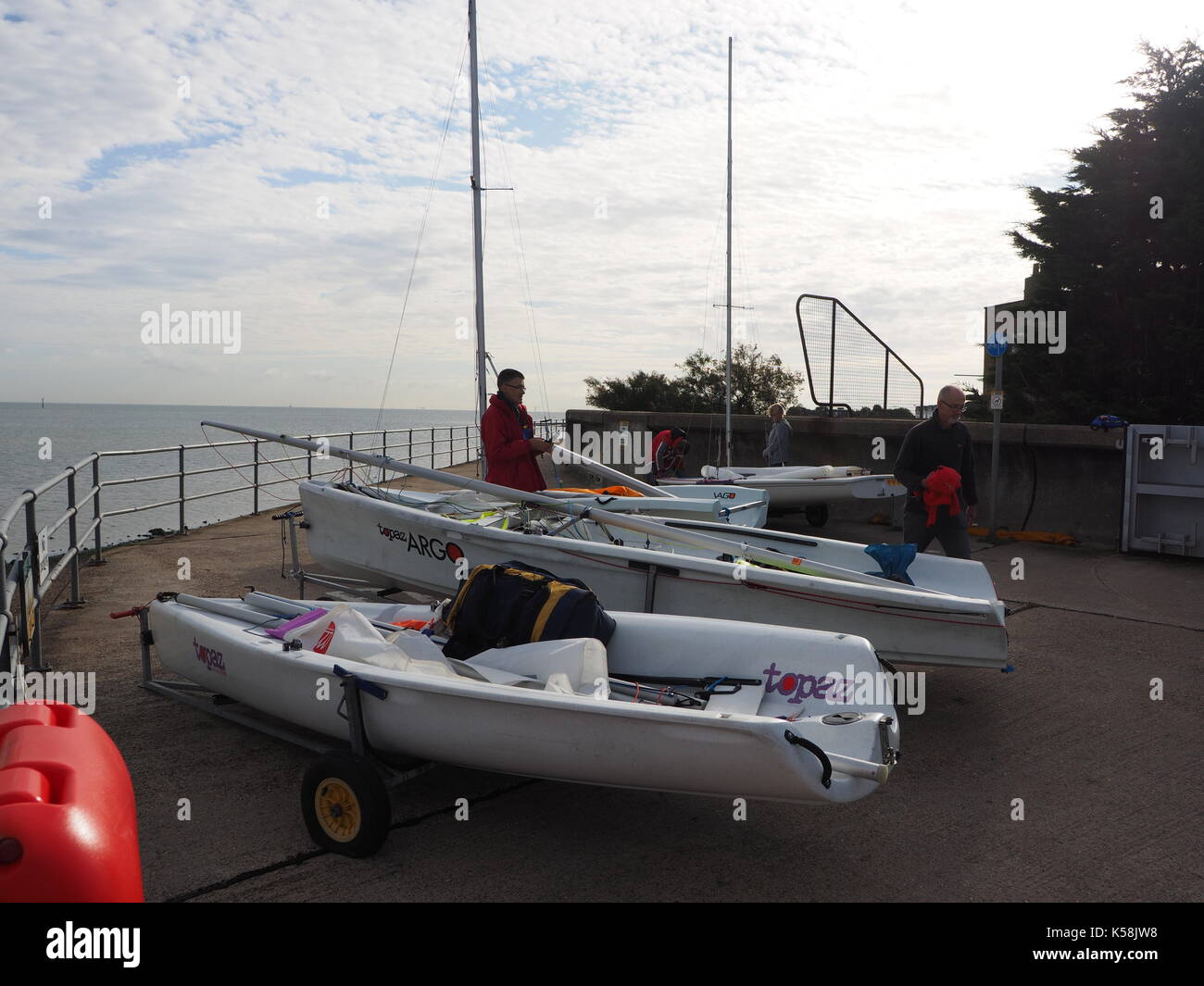 Sheerness, Kent. Sep 9, 2017. Météo France : un matin ensoleillé à Sheerness pour le début de la série annuelle de l'île de Sheppey race - la plus longue du Royaume-Uni, canot, annuel et planche à voile catamaran course à quelques 35-40 milles (selon le vent et marées). La course a été établie depuis 1959 et est le sens horaire circumnavigation de l'île. Credit : James Bell/Alamy Live News Banque D'Images