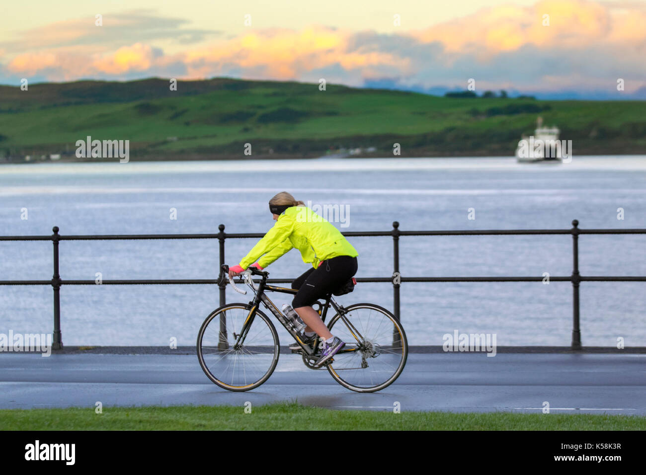 Largs, Ecosse, Royaume-Uni. 9 Septembre, 2017. Météo britannique. Pour commencer la journée ensoleillée sur la côte ouest que le ciel clair à la fin. Cette région au sud de Glasgow a eu pratiquement une pluie continue pendant les sept jours et la ville est désormais impatient de le festival viking annuelle pour commémorer la bataille de Largs 2 octobre 1263. La bataille est commémorée dans Largs par un début de 20e siècle, monument et festivités tenues sur le front, tous les ans depuis les années 1980. Près de Largs se trouve l'île de (Cumbrae), à seulement 1,6 km des côtes. Credit : MediaWorldImages/Alamy Live News Banque D'Images