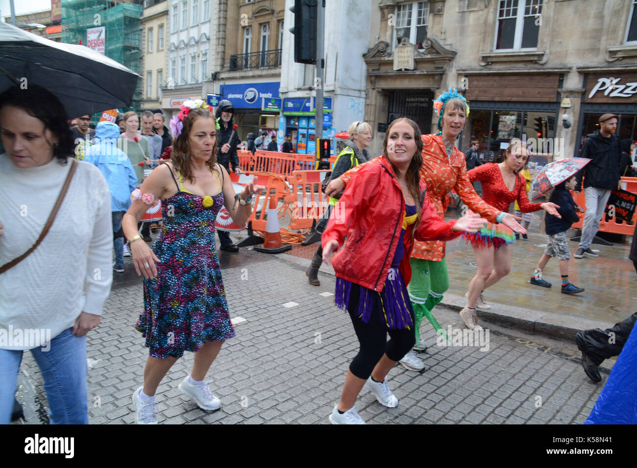 Bristol, Royaume-Uni. Sep 9, 2017. Les manifestants sous la pluie à Bristol, cet après-midi, en plus grands Bristols mars contre l'austérité. La protestation a été appelé par le maire de Bristol, Marvin Rees. Crédit : Simon Maycock/Alamy Live News Banque D'Images