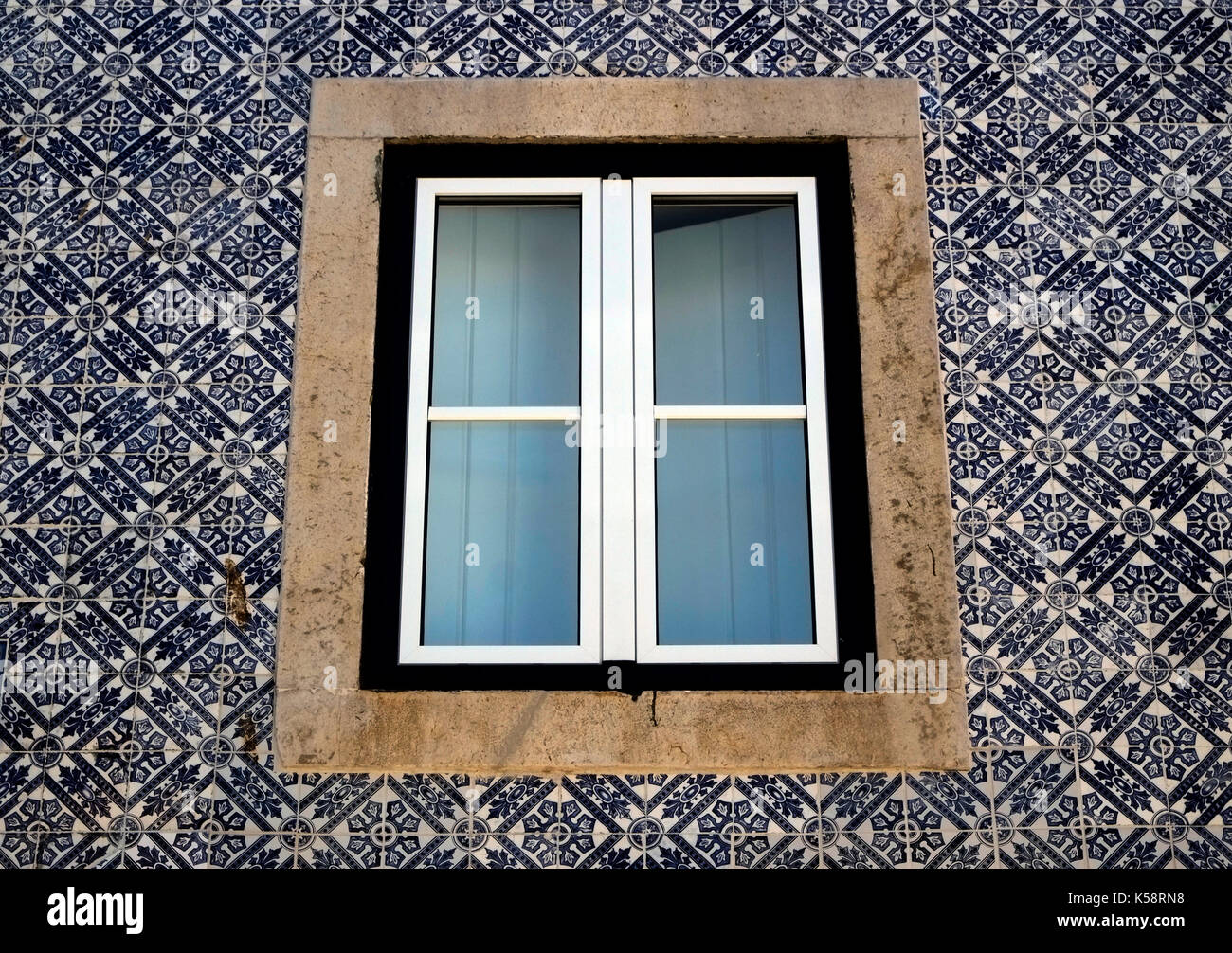 Carreaux décoratifs entourent une fenêtre sur un immeuble résidentiel à Cascais, Portugal, le 27 août 2017. © John voos Banque D'Images