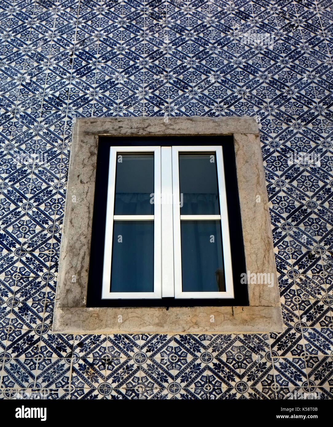 Carreaux décoratifs entourent une fenêtre sur un immeuble résidentiel à Cascais, Portugal, le 27 août 2017. © John voos Banque D'Images