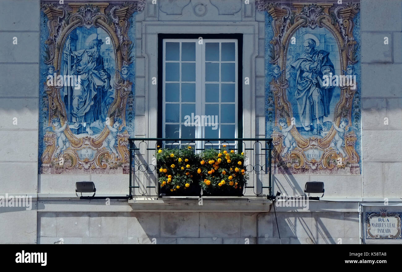 Carreaux décoratifs entourent une fenêtre sur un immeuble résidentiel à Cascais, Portugal, le 27 août 2017. © John voos Banque D'Images