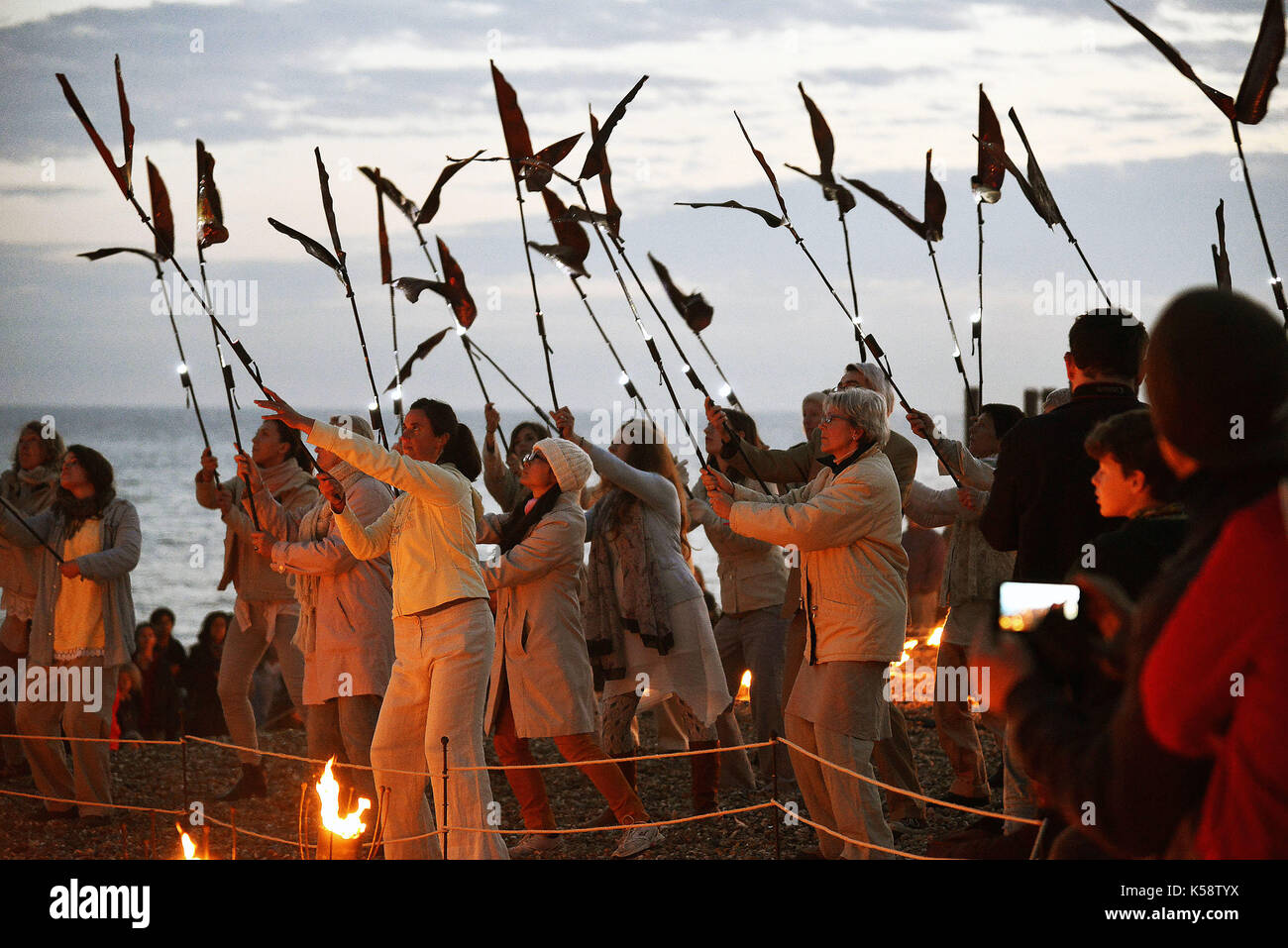 'Un' éphémère performance sur la plage en face de la jetée ouest émulant un murmuration d'étourneaux pour marquer la finale de l'Brighton Festival 2015 cr. Banque D'Images
