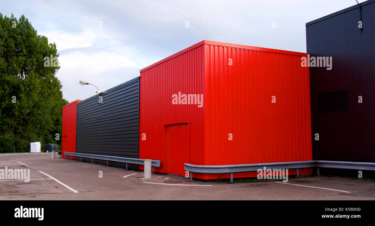 Intéressant bâtiment noir et rouge, Dieppe, France Banque D'Images