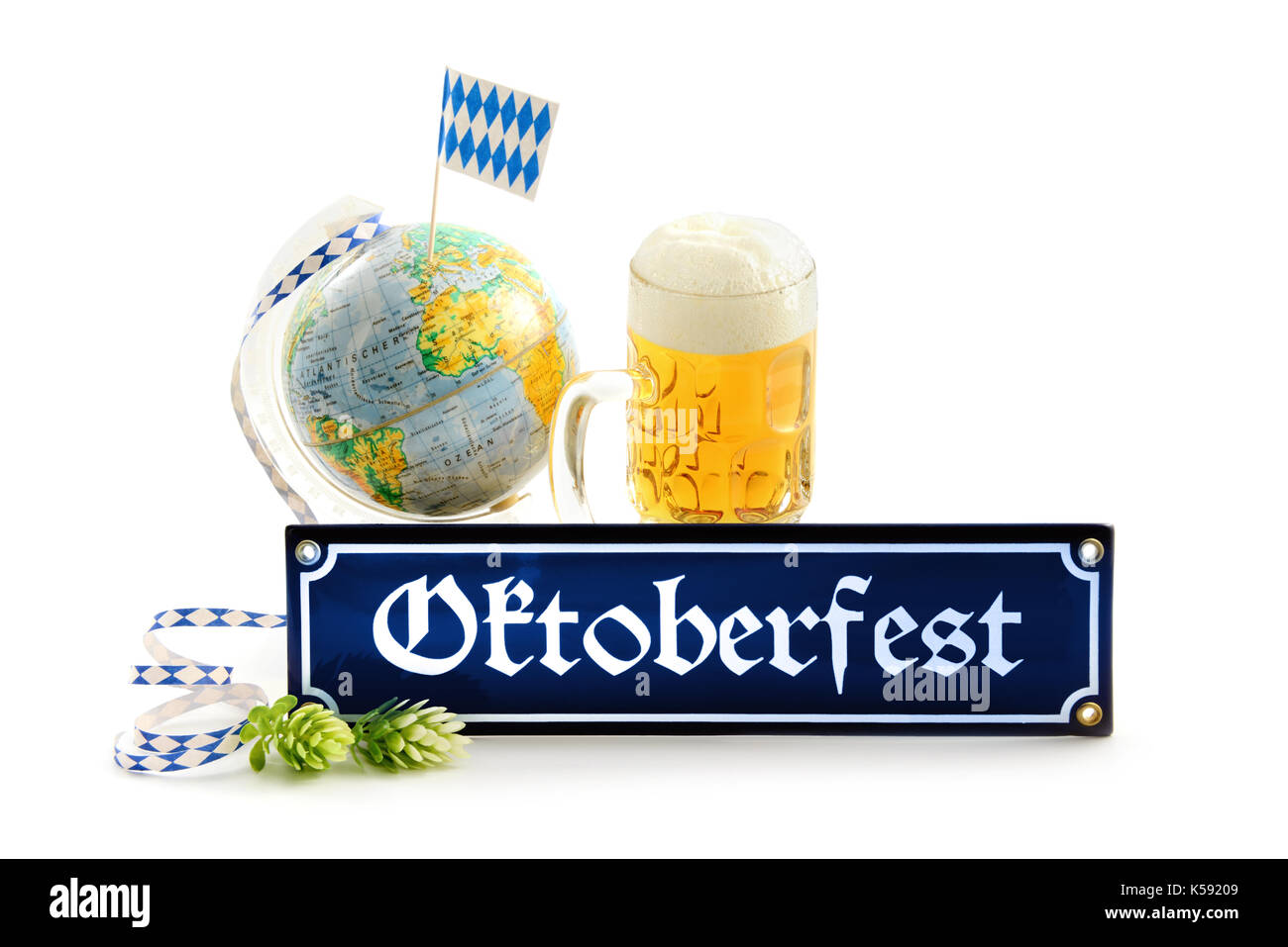 Oktoberfest metal sign avec des articles comme beer mug globe avec drapeau bavarois sur blanc fond isolé Banque D'Images