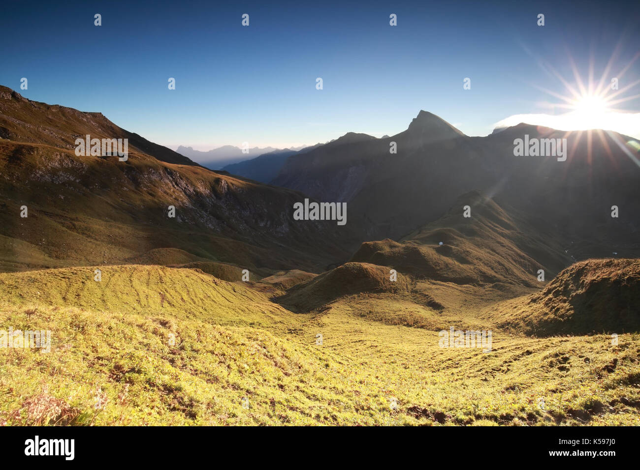 La lumière du soleil du matin au-dessus des sommets alpins et Meadows Banque D'Images