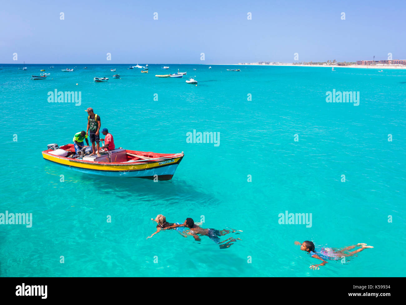 Cap vert SAL pêcheurs portant leurs prises de poissons dans les bateaux de pêche à la jetée de Santa Maria, île de Sal , Iles du Cap Vert, l'Afrique Banque D'Images