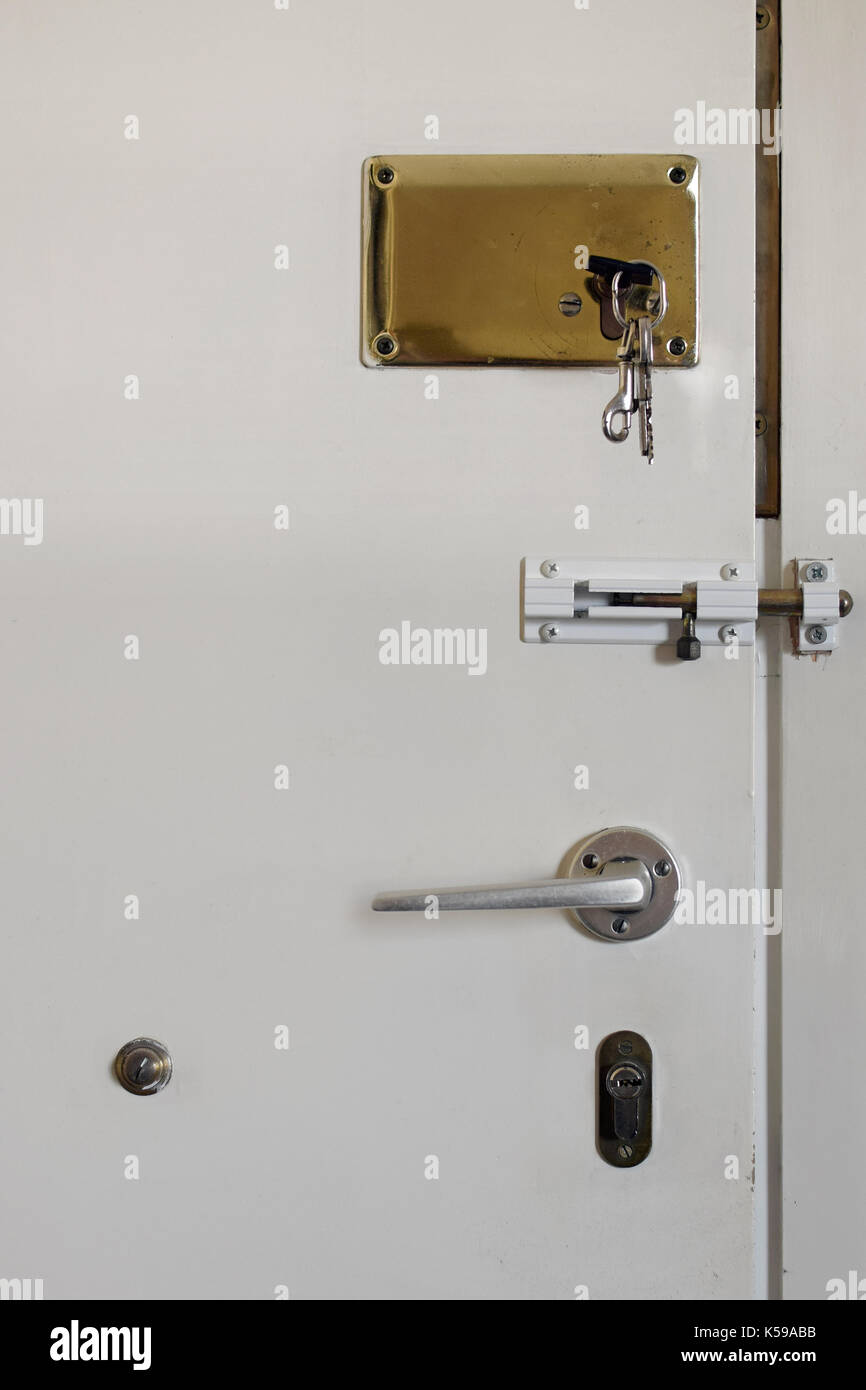 Porte de l'appartement avec deux serrures et clés faites glisser le loquet de sécurité à la maison.. Banque D'Images