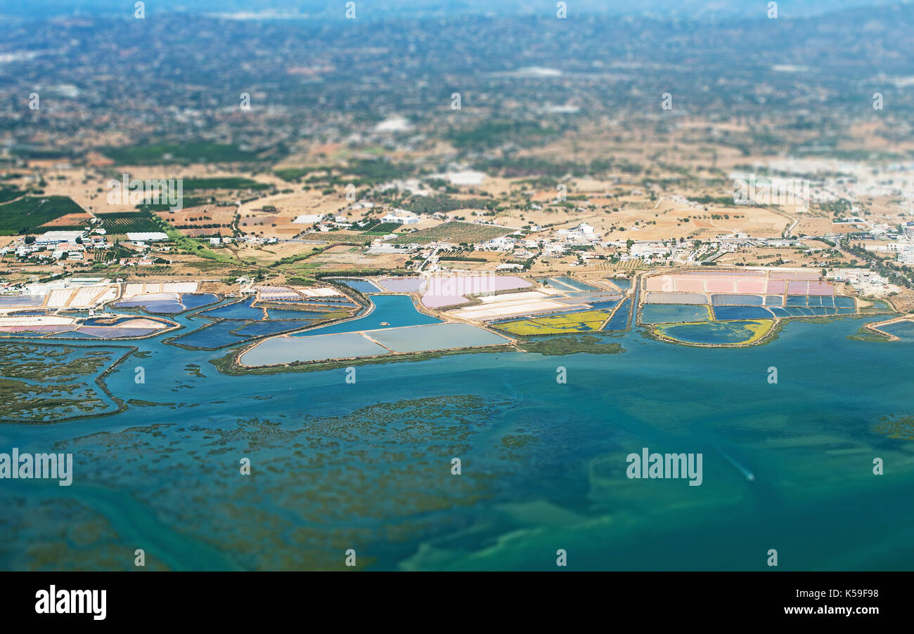 La production de sel de mer dans la région de l'Algarve, au Portugal. Banque D'Images