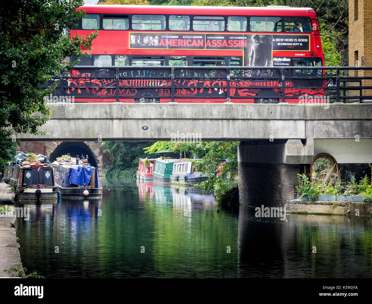 Regents Canal Londres - un bus passe sur un pont sur le Regents Canal près de la gare de Kings Cross Londres - Tunnel d'Islington dans la distance Banque D'Images