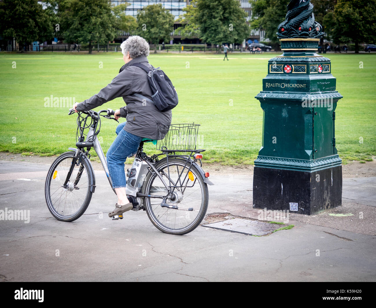 Contrôle de réalité Cambridge - Le lampadaire connu sous le contrôle de réalité sépare le paysage de la zone centrale de l'Université de la ville ordinaire Banque D'Images