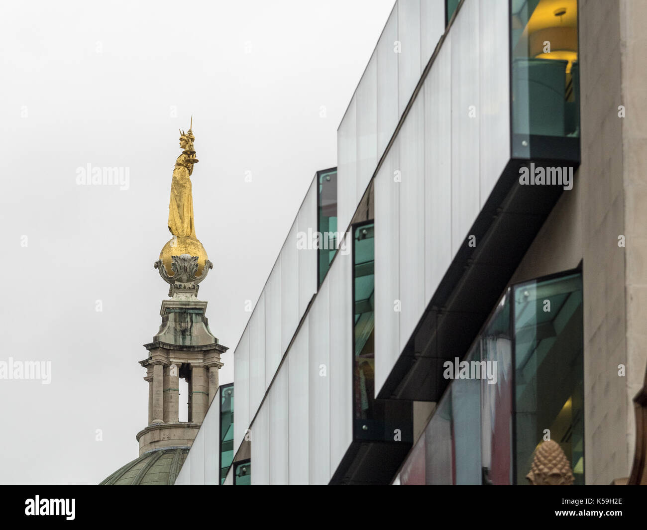 Dame Justice statue sur la Old Bailey derrière Ville de London building Banque D'Images