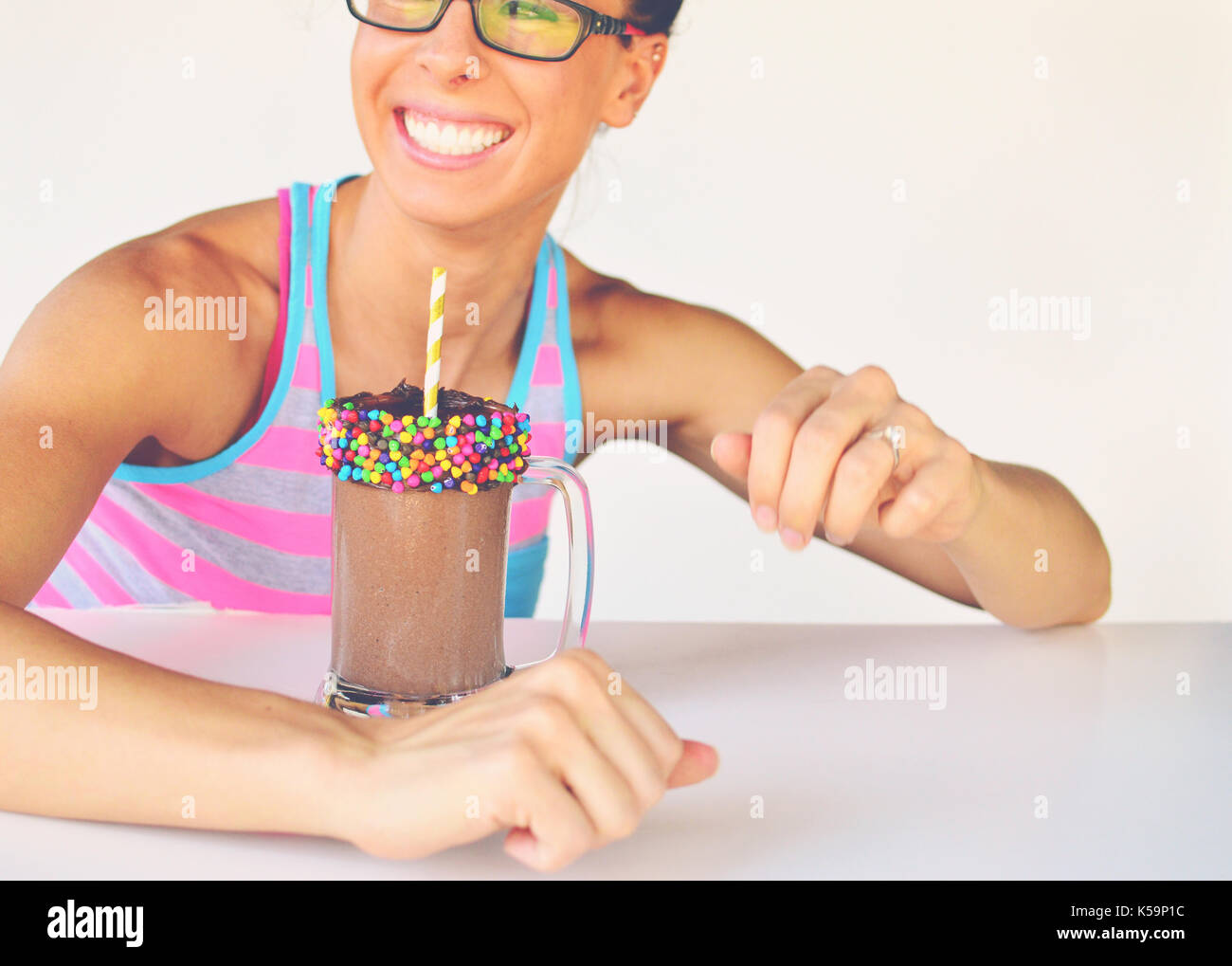 Relations sérieuses in dessert d'été, montre femme fit du chocolat potable avec grand sourire sur le visage. Banque D'Images