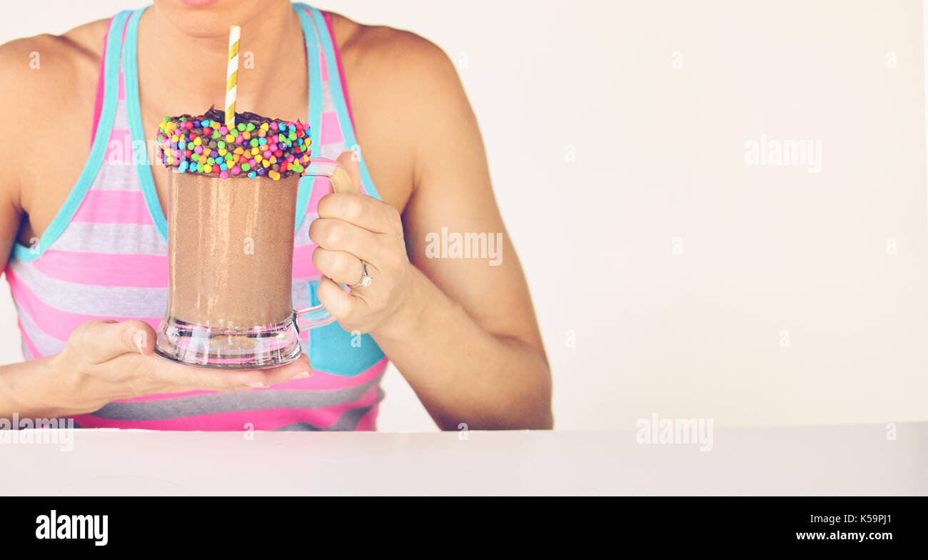 Du chocolat girl holding avec des paillettes. Banque D'Images